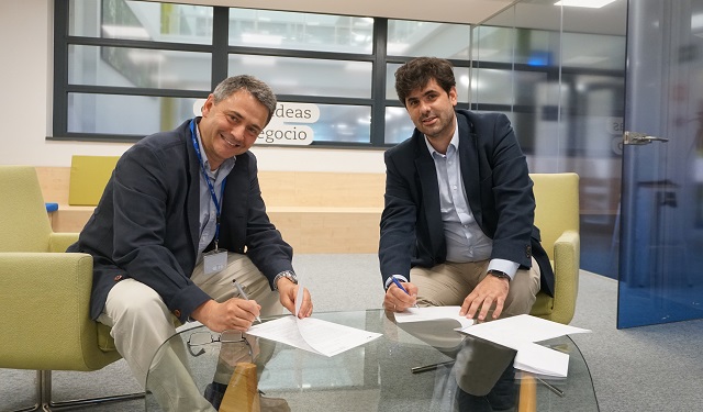 Juan Antonio Latasa, presidente de MITEF, y Gonzalo Trigo, director de innovación y business value de VASS, firmando el acuerdo